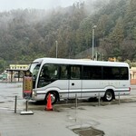 うかい鳥山 - 送迎バス。高尾山口駅から20分に1本運行されています。
      2024年2月22日