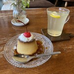 BOWLS cafe - 懐かし卵プリン５５０円と自家製シロップのホットレモネード６６０円