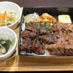 236091385 - ブリスケ・サガリ定食 ¥1430 内容変わっても絵面が変わらない…