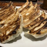 原宿餃子樓 - ニラ・ニンニク入り焼き餃子（左）、しそ餃子（右）