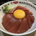 Maguro To Shari - まぐしゃり丼（中の大）、卵黄トッピング