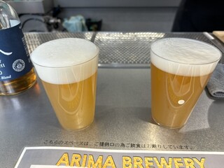 ARIMA BREWERY - 左がジャパンエール、右がホワイトエール