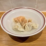 Isai Ryu Shangyouza Shouchuu -  2種類の水餃子
                             （牛肉とセロリ・北海道産帆立とキャベツ）