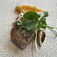 アコルドゥ - テリーナとはテリーヌのことらしい。猪です。力強いお味。甘いかぶらはシンプルに焼いて。吉野の干し柿の甘いペーストでいただきます。添えられた椎茸出汁と柿の葉のお茶をグイッと一緒に。