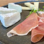 NEIGHBOUR - 黒松内チーズとハモンセラーノ1080円
