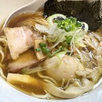 麺処 びぎ屋 - 醤油らーめん半熟味付玉子入り