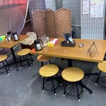 えびす - アスファルトに並ぶテーブル