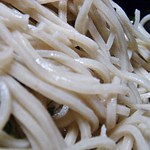 あみ富 - そばアップですｗ　機械打ちですがよく締まってコシがあり、流石蕎麦屋さんですｗ