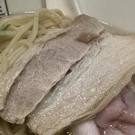 鶯屋 - チャーシューは低温調理のしっとりしたのと、割と火が通った2種類です。