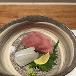 曙橋 かず - ショートコース７７００円。メジマグロ、すみイカ。こちらのすみイカは、包丁技が冴えていて、歯切れと旨味が同居して、とーっても気に入っています。