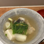 曙橋 かず - ショートコース７７００円。河豚雑炊。河豚のアラと豆腐、ネギを具材にした品です。河豚の旨味が出汁とお米に染みています。