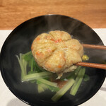 曙橋 かず - ショートコース７７００円。蟹真丈の清汁。お箸で持ち上げられる質感で、蟹がギッシリ詰まっています。口にするとホロリと溶けて、旨味が広がります。