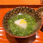 日本料理 別府 廣門 - （お椀）カブ（唐津）、ほうれん草、春菊、小松菜など、契約農家さんの緑野菜