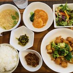 Chaina Shokudou Ronfu Kicchin - 日替り定食1,000円限定10食
                        メインは鶏とエリンギとブロッコリーとジャガイモの揚げたのにオリエンタルマヨネーズ和え