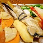 Tori No Su - 【旬の串カツ】冬期限定の牡蠣など、新鮮な素材が勢揃い！定番の名物・チューリップは絶品！！サクッと串揚げでいただきます！！