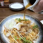 蕎麦おざき - ◆そばつゆをかけて～。福岡は甘めのつゆが多いのですが、甘さ控え目で好みの味わい。