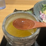 横浜淡麗らぁ麺 川上 - つけ汁は鶏や節など魚介の旨味をキリッとした塩でまとめたすっきりシャープな仕上がり