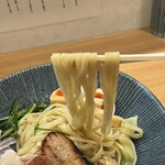 横浜淡麗らぁ麺 川上 - 全粒粉入りの平打ちストレート麺はツルモチ食感