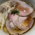 麺 ふじさき - 淡麗スープにチャーシューとワンタンが埋め尽く醤油らぁめん！！