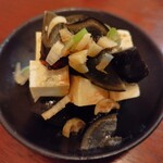 茶虎飯店 - ピータン豆腐。このピータンよく熟成していて美味しい♪タレもいろいろな香菜が使われていて気に入った♪