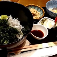 お料理 とみやま - 小鉢2種、味噌汁付