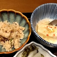 お料理 とみやま - 卯の花＆ごま豆腐！ごま豆腐にあられがのっていて見た目も華やかで食感も楽しめます♪