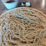 手打ち蕎麦12ヶ月 - 蕎麦。キリッと冷たい水で締めてある更科系の繊細なお蕎麦。美味しいなぁ