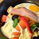 キッチン グリズリー - 目玉焼きの下には大きなベーコン