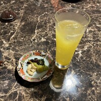 馬刺しと焼き鳥 グルマン三年坂 - お通しの漬け物とデコポンハイボール