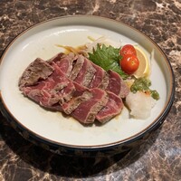 馬刺しと焼き鳥 グルマン三年坂 - あか牛のたたき