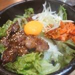 KoreanKitchen Shijan - 牛カルビ石焼ピビンパ＋ミニフローズン冷麺セット1,890円✨キムチやレタス、ネギも入ってバランスが良いピビンパでした。お肉はもうちょっと欲しかった！