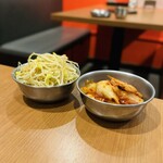 Sangen Dyaya Horumon Gen - 味付け豆もやしと白菜キムチ