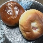 銀座木村屋 - クリームチーズ、桜あんぱん