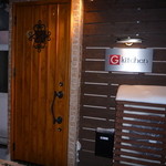 ジーキッチン - 扉を開けるとチャイムが鳴り、店員さんが出迎えてくれます。急な階段にご注意！