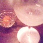 バー アンダンテ - ギムレットと金柑煮（ガラ系携帯で写す）