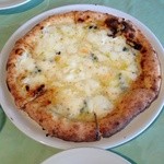 Pizzeria Pancia Piena - クアットロフォルマッジ(2000円)