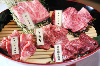 Shichirin Yakiniku Nikuya - 当店人気ＮＯ.１の肉屋漆器盛です。その日のおすすめ希少部位を盛っています。３名様分ぐらいのの盛り合わせです。税抜き４５００円とお得です。