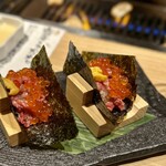 肉の天山 - ウニいくらの手巻き肉寿司（2貫）