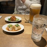 水餃子と胡椒シュウマイの二兎 - お通し(豆腐)とたたききゅうりと食べるラー油