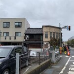 ひらみぱん - 尾山神社方面からのひらみパン(蔦の張ってる建物)