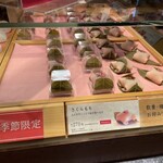 銀座あけぼの - ショーケースの和菓子　2024.01