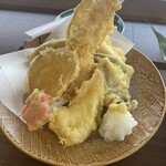 蕎麦ダイニングそばの里 - 日替わりの天ぷら（鰯、蒲鉾、烏賊、長葱、じゃがいも、ピーマン）