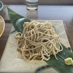 蕎麦ダイニングそばの里 - 田舎蕎麦？けいなのかな。細めの麺の割にコシが強め。