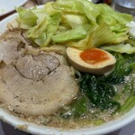 ラーメンみなみ - ザク切りゆでキャベツ投入