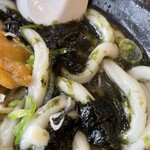 牧のうどん - 徐々に溶けだしてスープと麺に絡む海苔