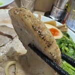 ラーメンみなみ - ぐるぐる豚バラチャーシュー分厚い