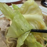 ラーメンみなみ - スープ絡めたキャベツ