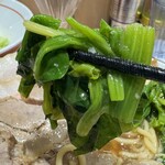 ラーメンみなみ - スープにバリ合うほうれん草