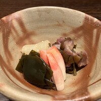 日々魚数寄 東木 - [左から時計廻りで]昆布,大根漬,柴漬,二十日大根