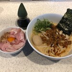 らぅめん考房 ありがた屋 - 注文したのは「和風坦々麺(1,000円)」、「ローストポークたまごかけご飯(350円)」さらに「味玉トッピング(150円)」